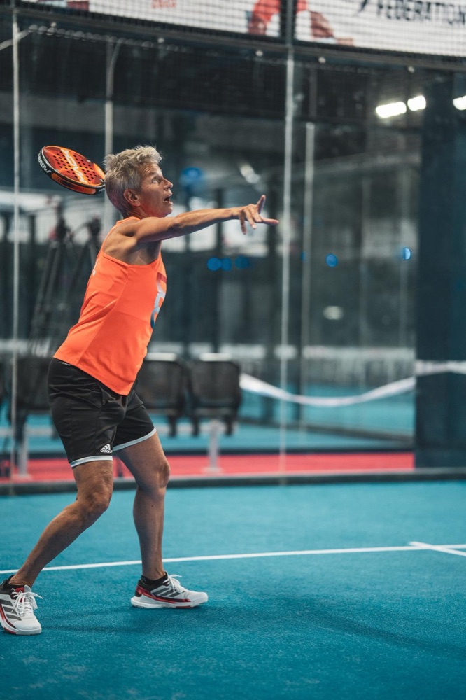 Jacqueline slaat een forehand op de padelbaan