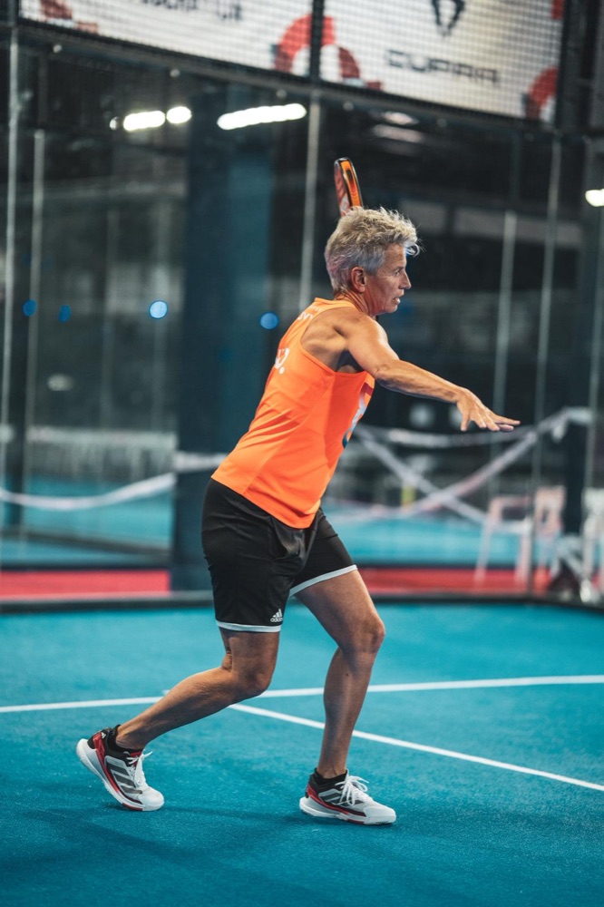 Jacqueline in actie op de padelbaan